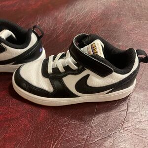 NIKE COURT BOROUGH LOW 2 SE WHITE KUMQUAT BLACK/ DN 1230-100.    SIZE US 10C